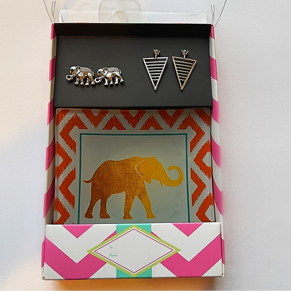 Elephant 🐘 earrings plate holder with set of elephant and pyramid earrings.